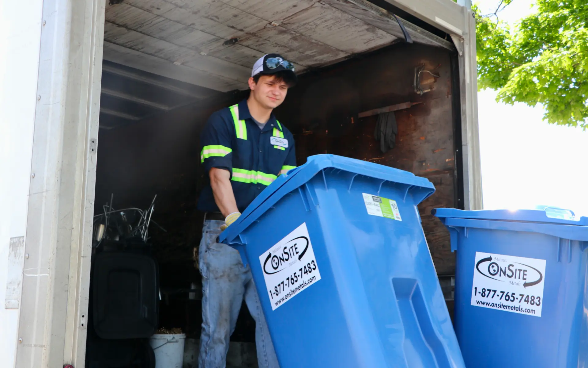 Poubelles avec employé de Métaux OnSite